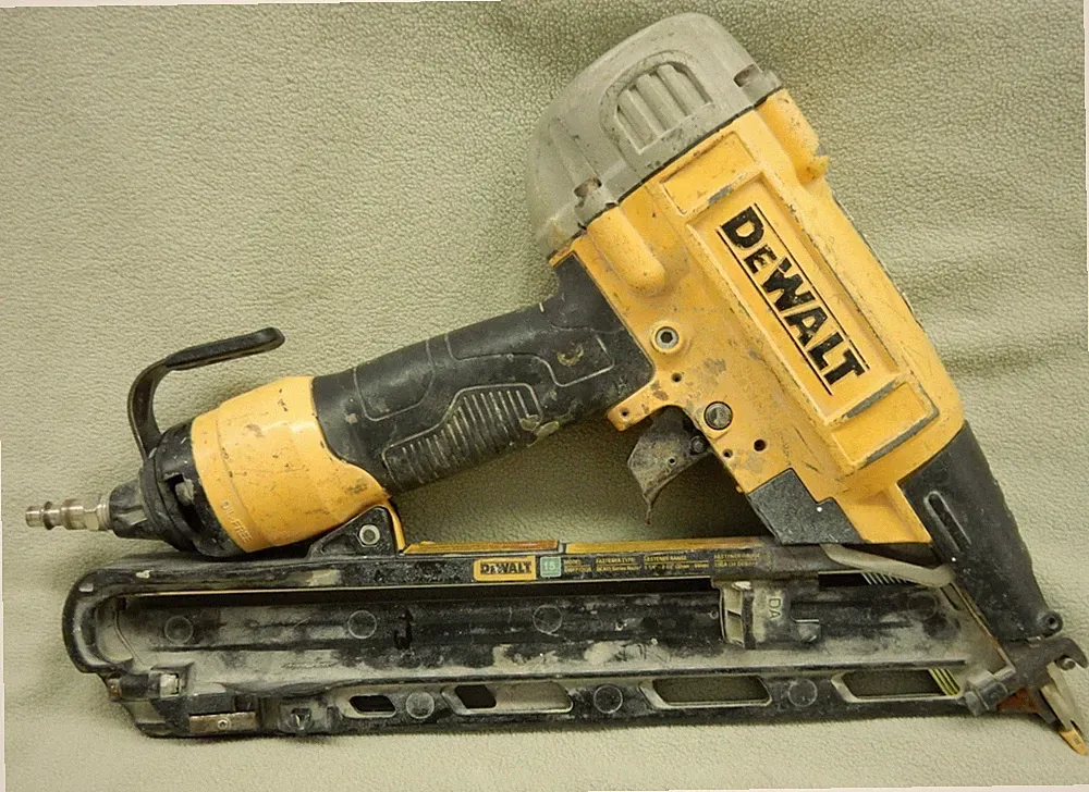 DEWALT DWFP72155 15GA AIR FINISH NAILER ANGLED 15 GA PNEUMATIC NAIL GUN 2-1/2"