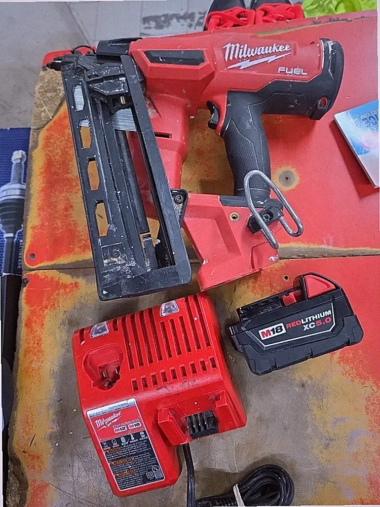 Milwaukee 2841-20 18V 16-Gauge Nail Gun W/XC5.0 Battery & Charger FREE SHIP!